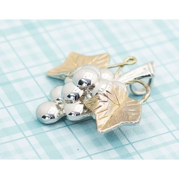 Elegant Silver Grapes Brooch - MJ - L1 - Picture 2 of 3